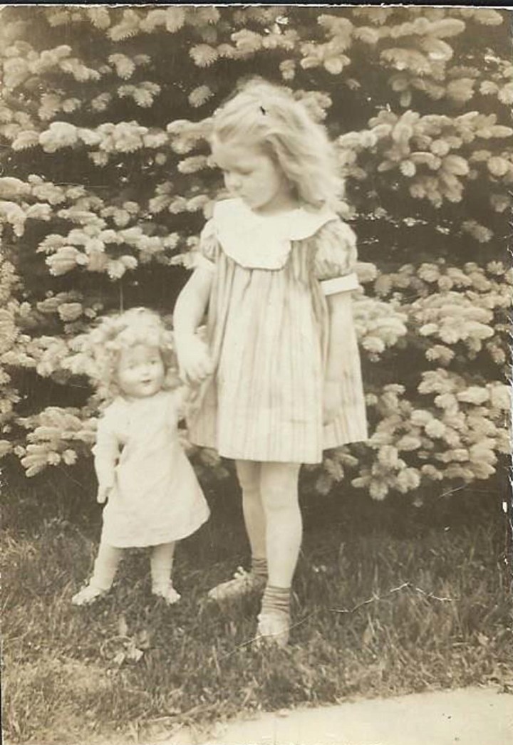 Ann_with_Shirley_Temple_doll 1 trimmed